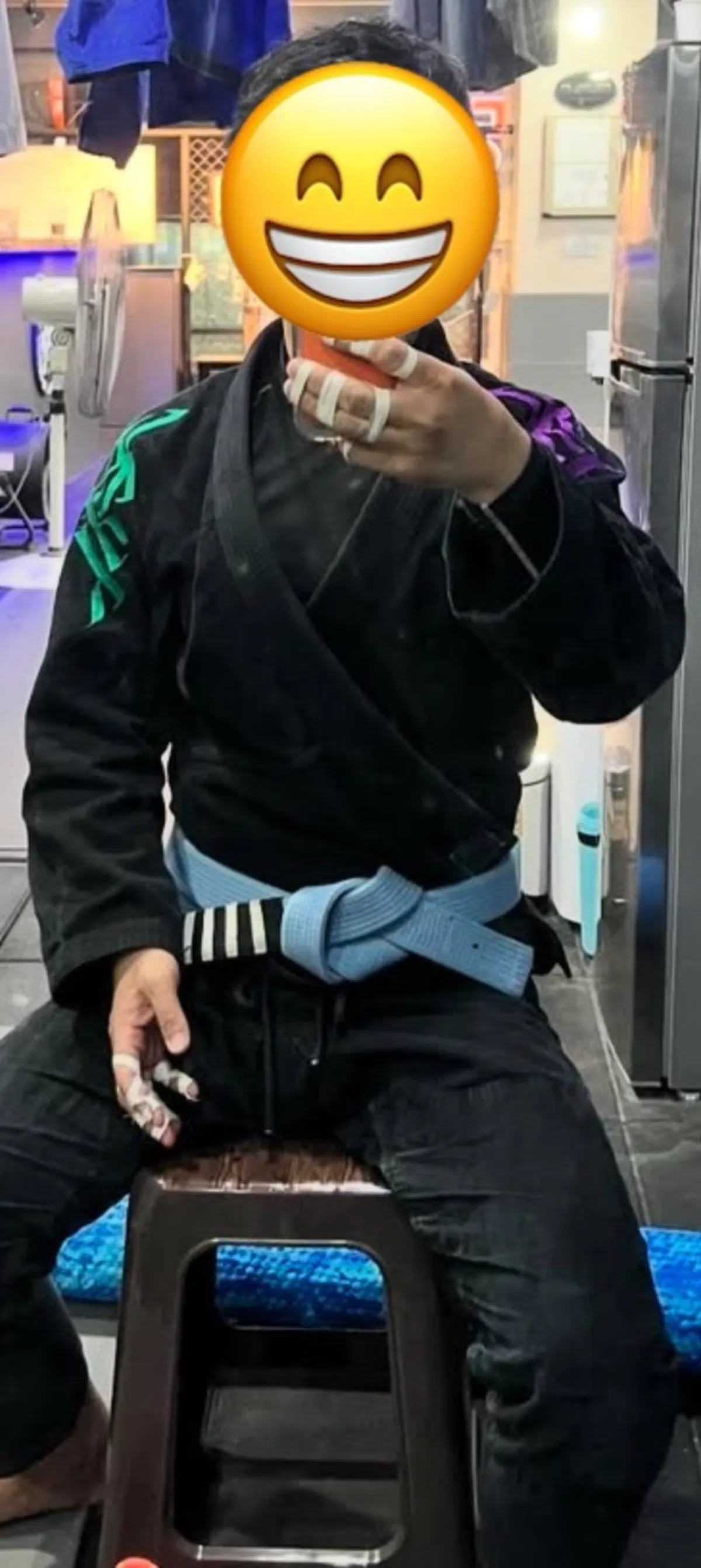 조커 도복 착용 모습 - 블랙 베이스에 보라색과 초록색 포인트